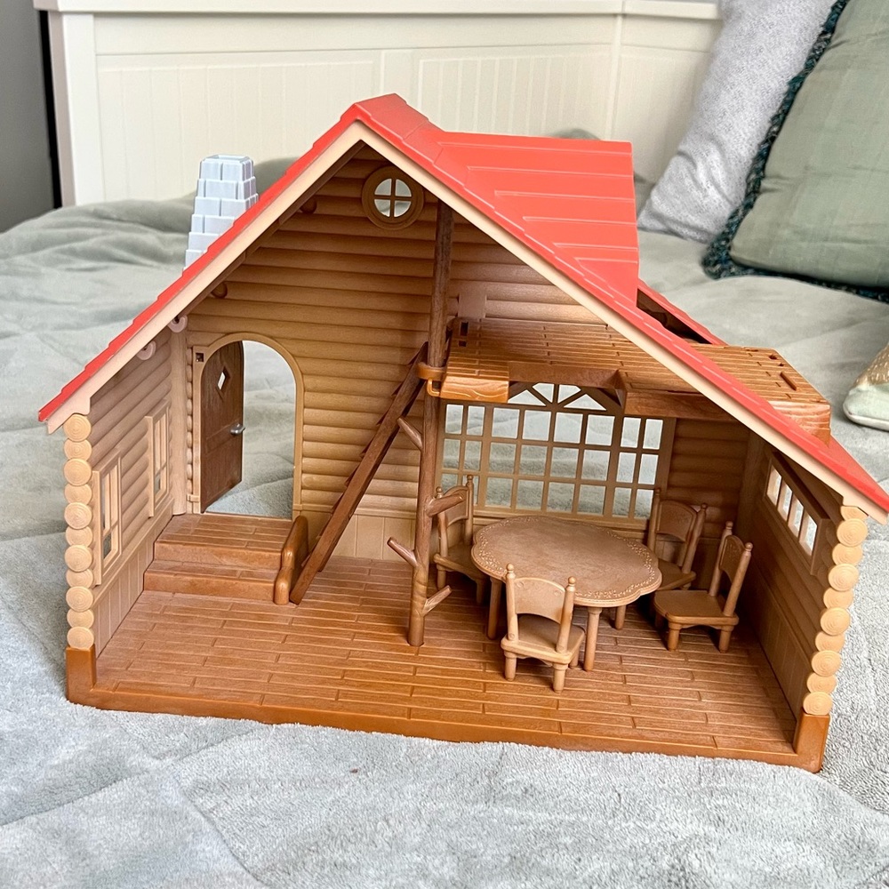 Calico Critters Lakeside Lodge and several figurines